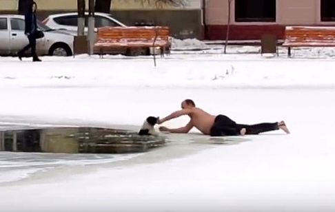11 28 16 Russian Man Saves Biting Dog from Drowning in Icy Pond3