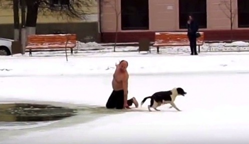 11 28 16 Russian Man Saves Biting Dog from Drowning in Icy Pond4