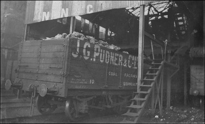 LCH0070 Pudners Coal Wagon a